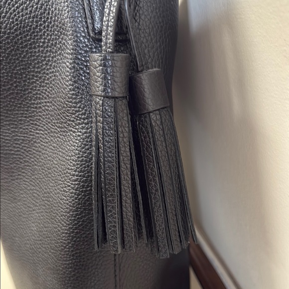 Tory Burch Black Pebble Leather Shoulder Bag with Sleek Design - Picture 4 of 7